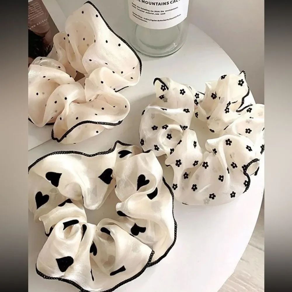 Elegant White and Black Scrunchie Set K29